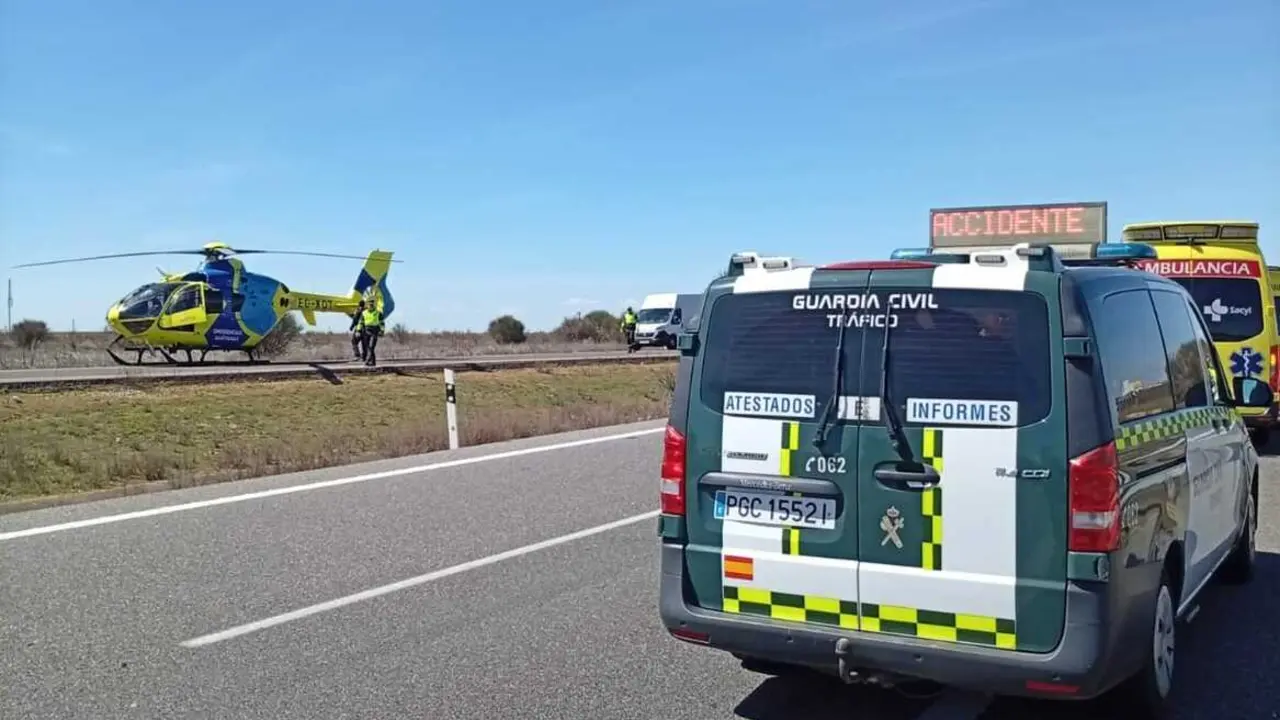 Helic&oacute;ptero y coche de la Guardia Civil