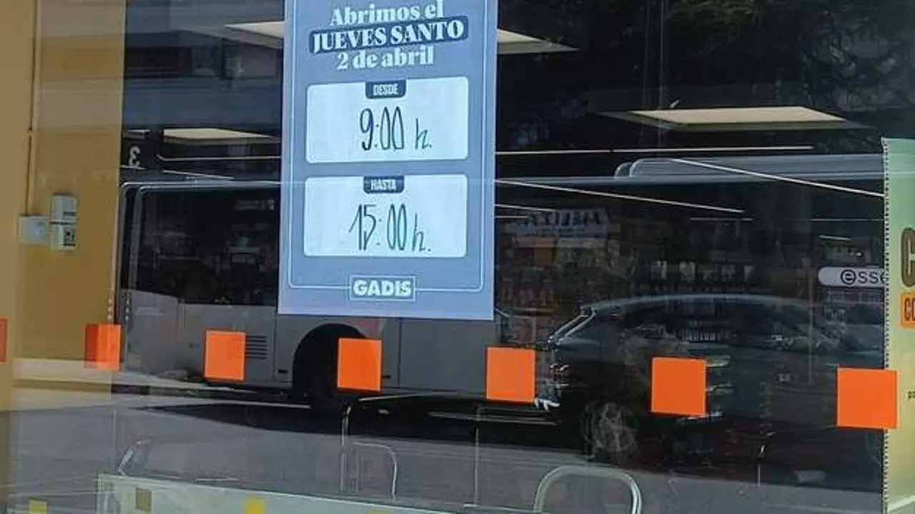Cartel en supermercados anunciando la apertura en Jueves Santo