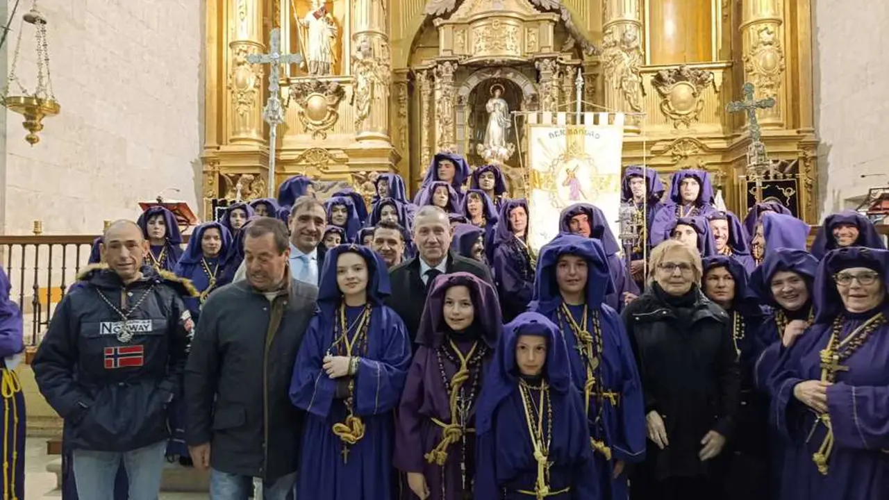 Fuentesa&uacute;co Hermandad de Jes&uacute;s Nazareno en la procesi&oacute;n y el rezo del V&iacute;a Crucis.
