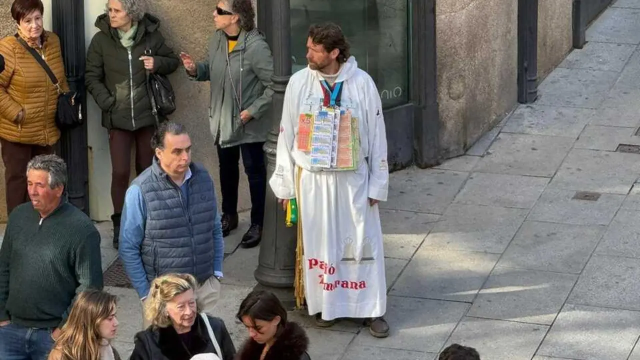Lotero de la ONCE vestido de cofrade 
