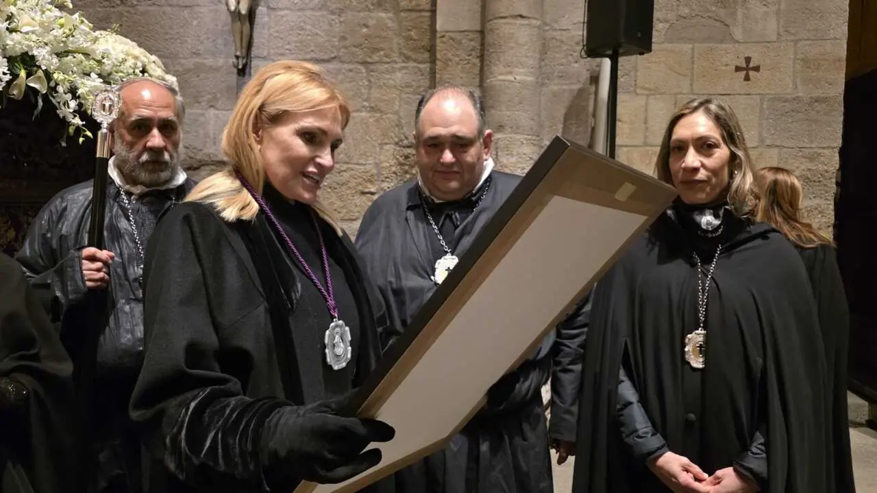 Ainhoa Arteta recibe la medalla de la Virgen de la Soledad