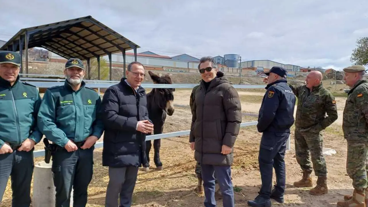 Visita de &Aacute;ngel Blanco al Centro Militar de Cr&iacute;a Caballar de &Aacute;vila
