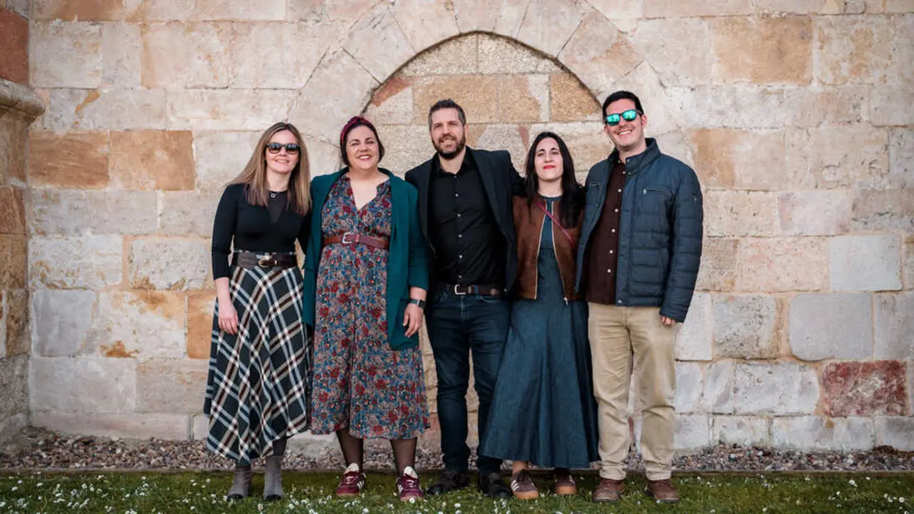 de izquierda a derecha Sonia Rebollo, Amaya Guti&eacute;rrez, Jorge de Dios, Estefan&iacute;a Mold&oacute;n y Alberto Bail&oacute;n, tras su elecci&oacute;n.