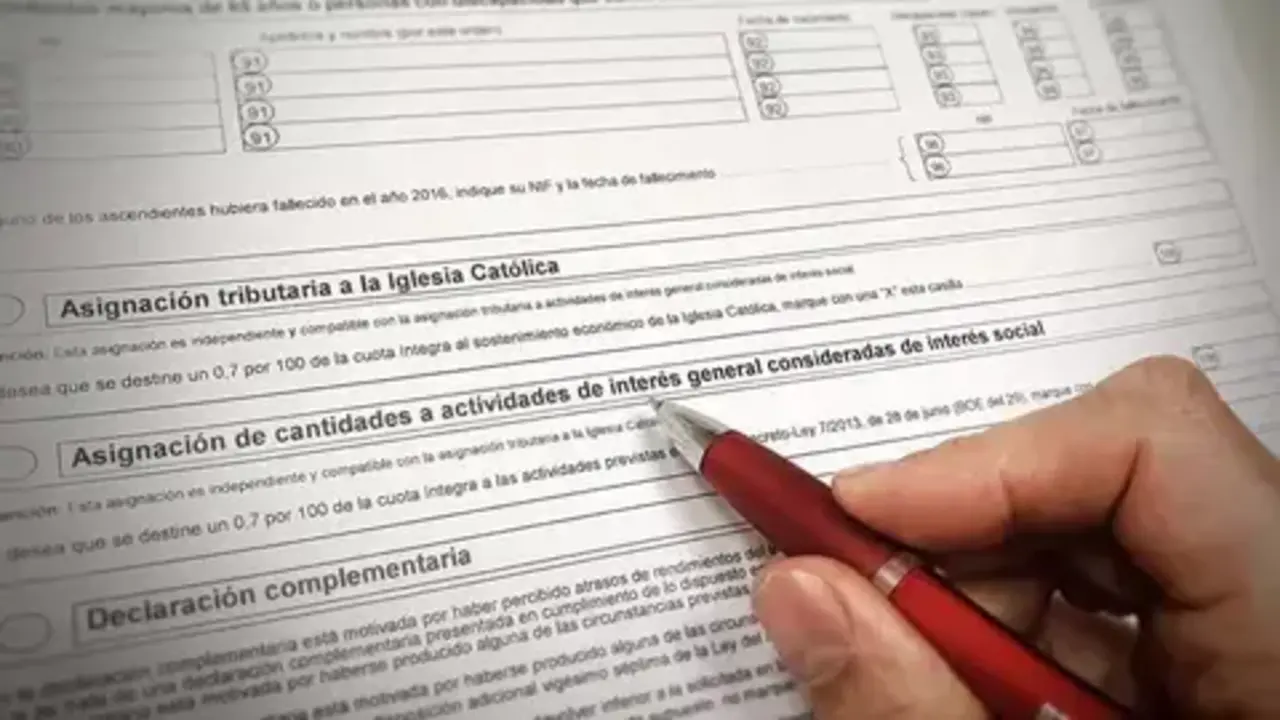 Foto de archivo de un contribuyente realizando la declaraci&oacute;n de la Renta