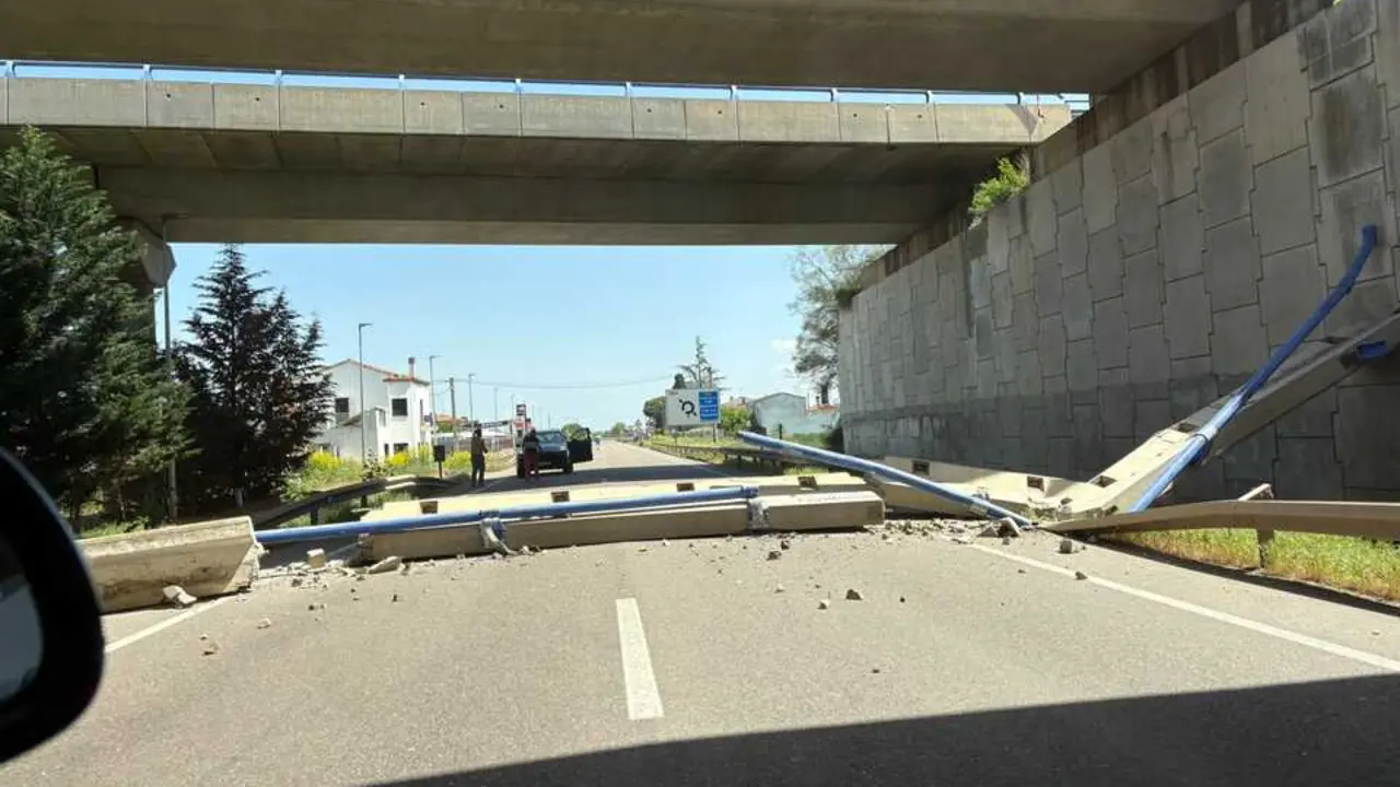 Derrumbado el puente de la autov&iacute;a sobre la N122, entre la Repsol y el Hostal San Isidro