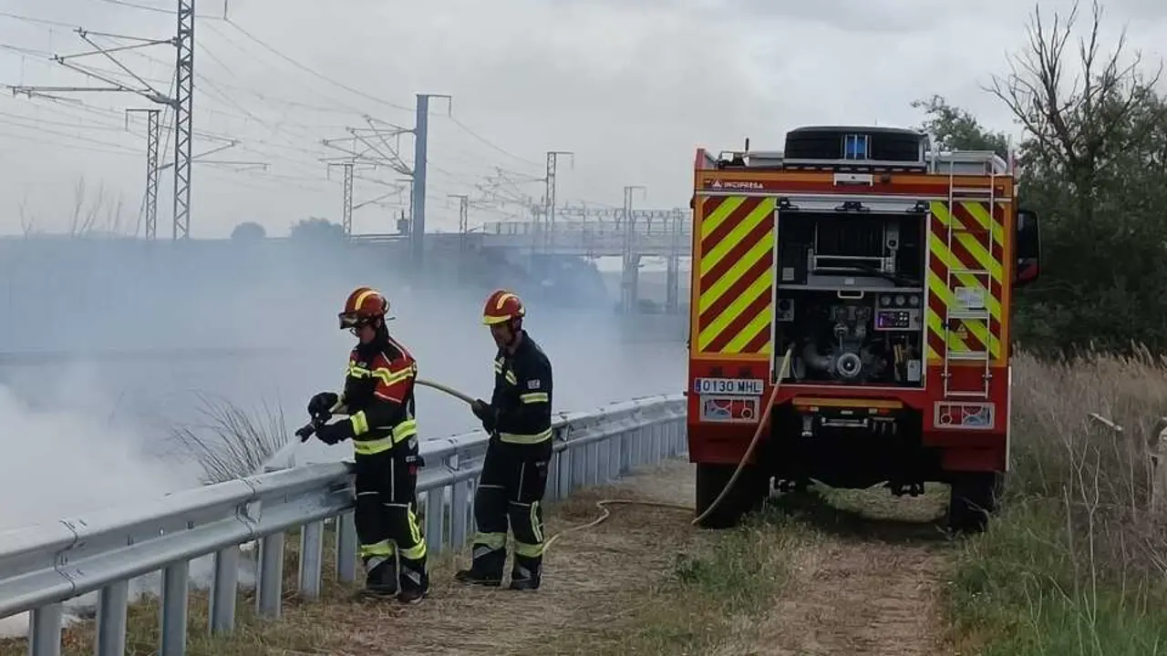 Incendio Coreses pr&oacute;ximo v&iacute;a del AVE