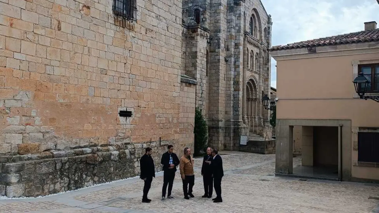El alcalde y el obispo en la trasera de la catedral