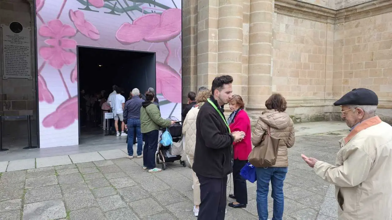 personas entrando a las Edades del Hombre  (2)