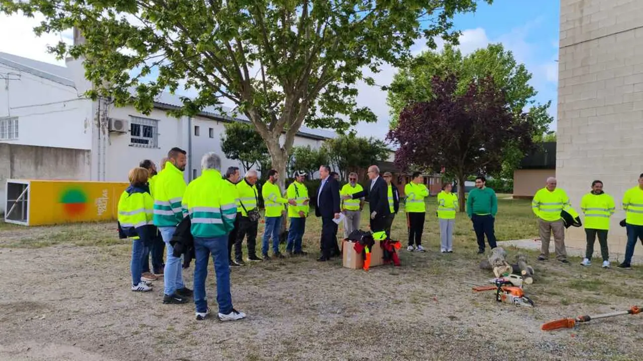 El presidente de la Diputaci&oacute;n y el delegado de la Junta saludan a los trabajadores