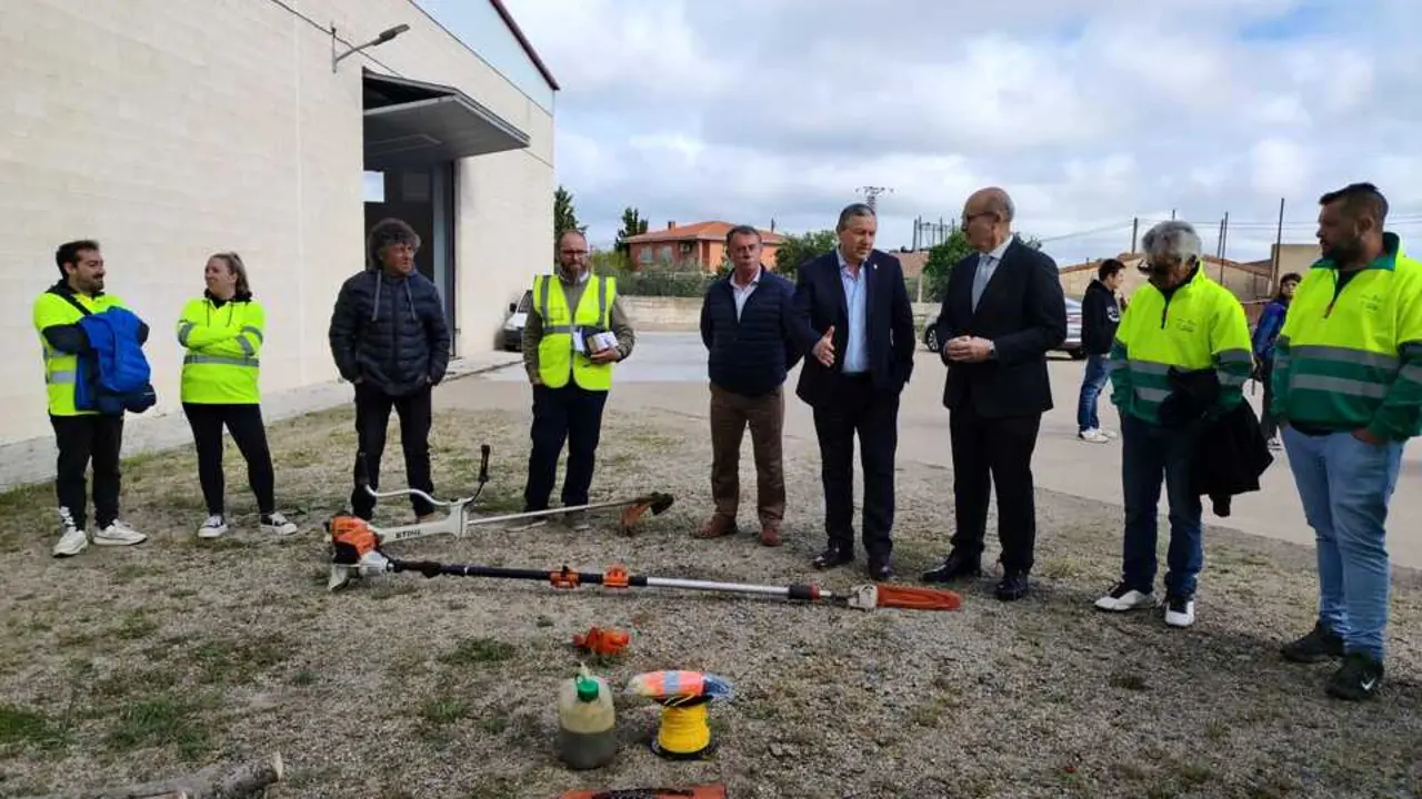El presidente de la Diputaci&oacute;n y el delegado de la Junta con los trabajadores del Plan Montel 2026
