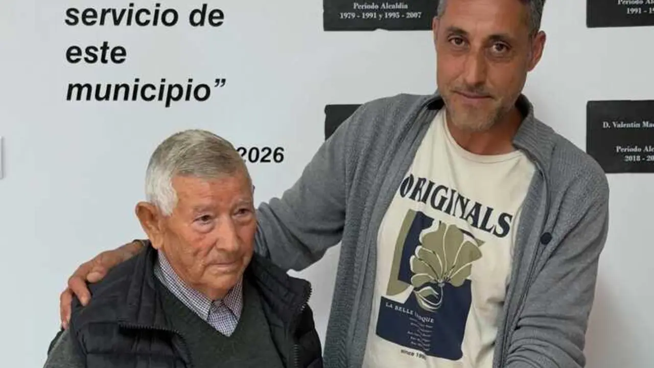 El alcalde de Fonfr&iacute;a con V&iuml;ctor Macho en la entrega de una placa de reconocimiento