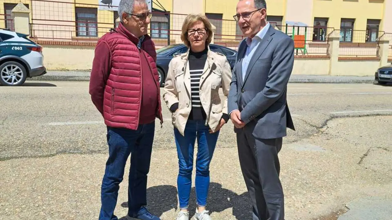 Inmaculada Andr&eacute;s madre de Leticia Rosino junto con &Aacute;ngel Blanco, subdelegado del Gobierno en Zamora