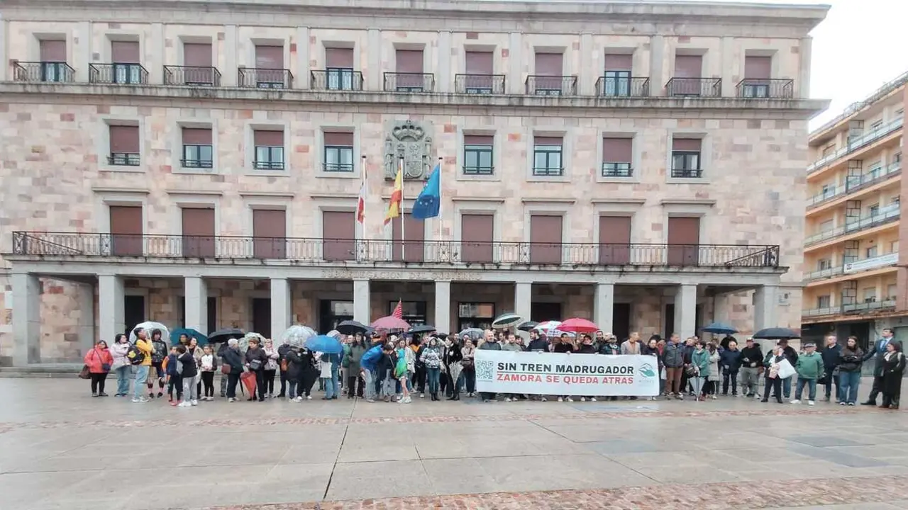 Concentraci&oacute;n por la supresi&oacute;n de paradas del tren en la Plaza de la Constituci&oacute;n