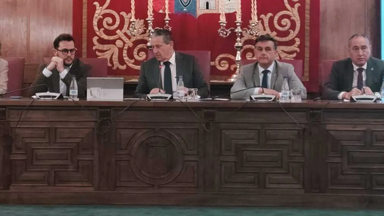 Javier Fa&uacute;ndez en el pleno celebrado este vierns, 8 de mayo, en la Diputaci&oacute;n