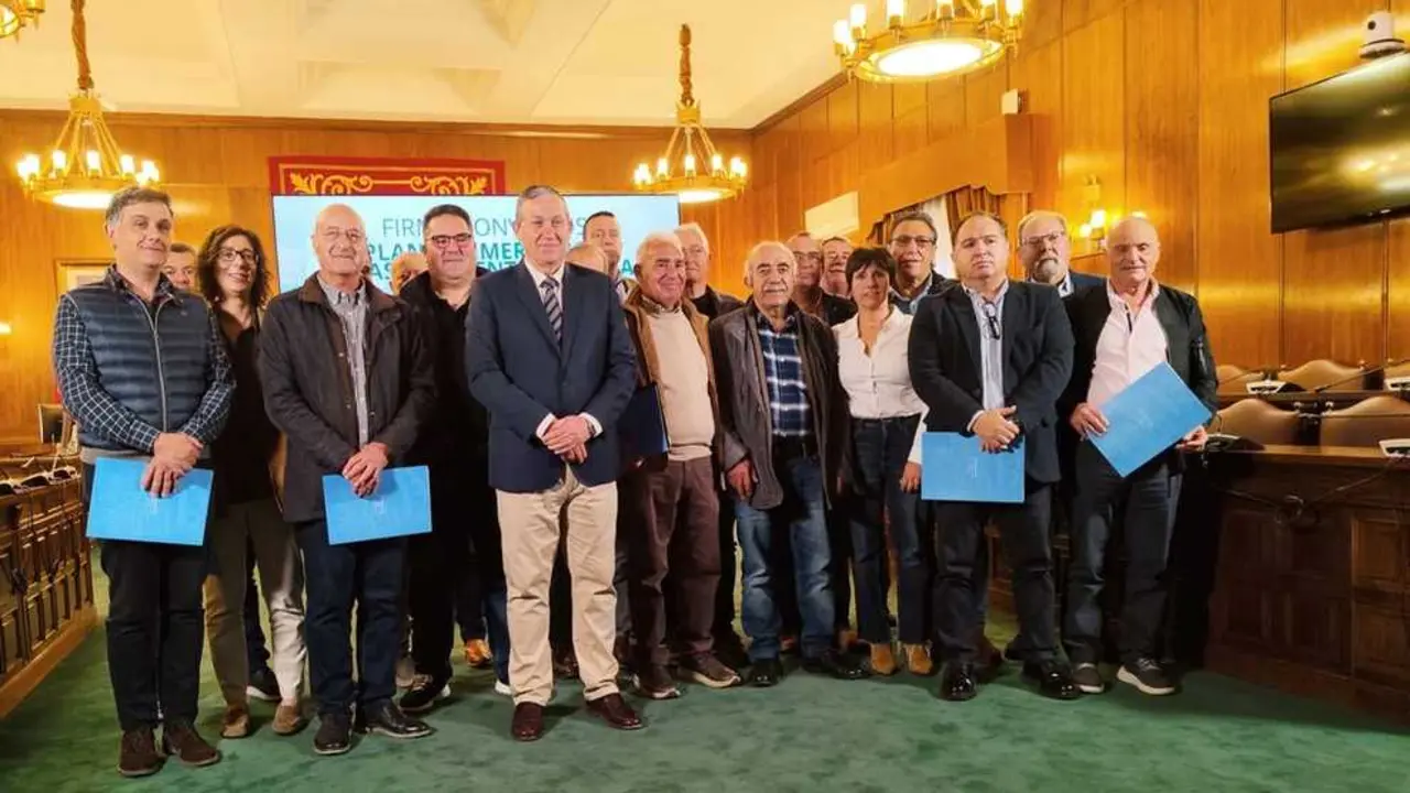 El presidente de la Diputaci&oacute;n posa con los dieciocho alcaldes que han acudido a la firma del convenio