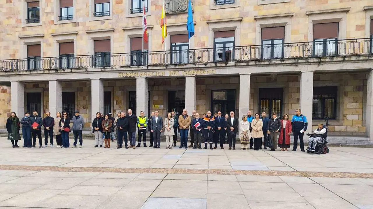 MInuto de silencio frente a la Subdelegaci&oacute;n del Gobierno