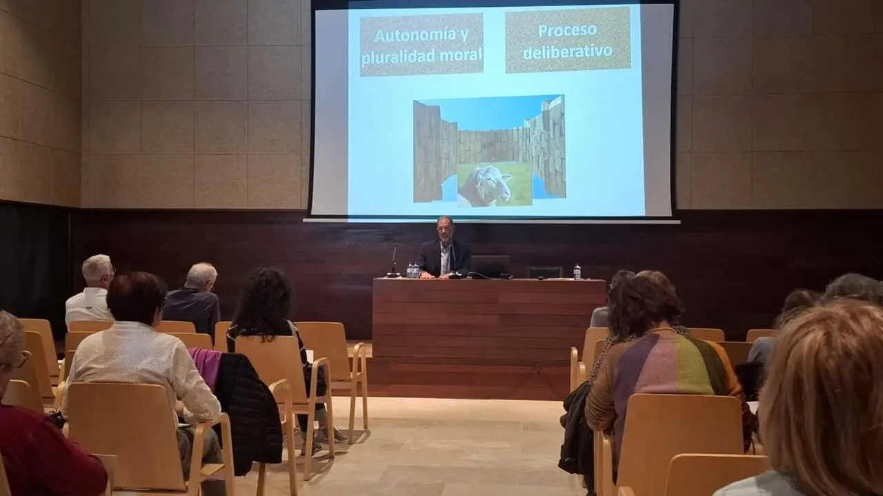 Conferencia del m&eacute;dico Enrique Arrieta