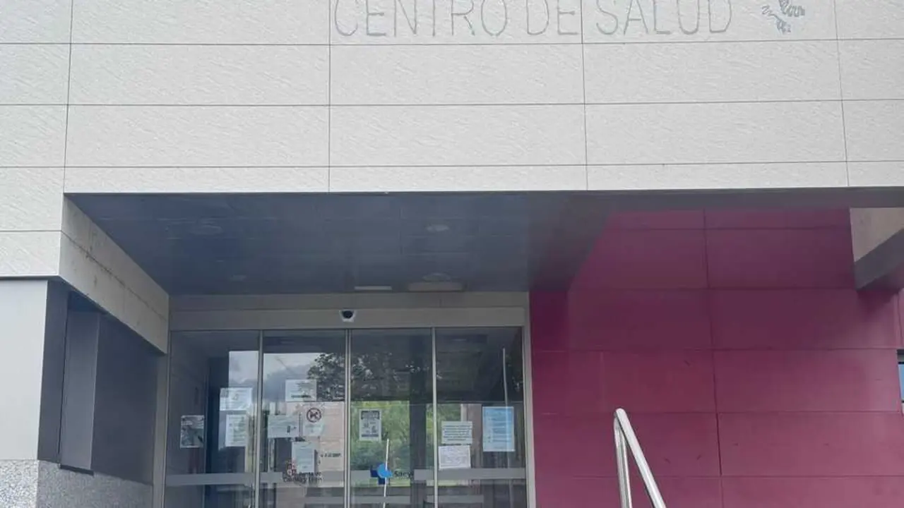Centro de Salud de Sanabria con carteles reivindicativos del tren