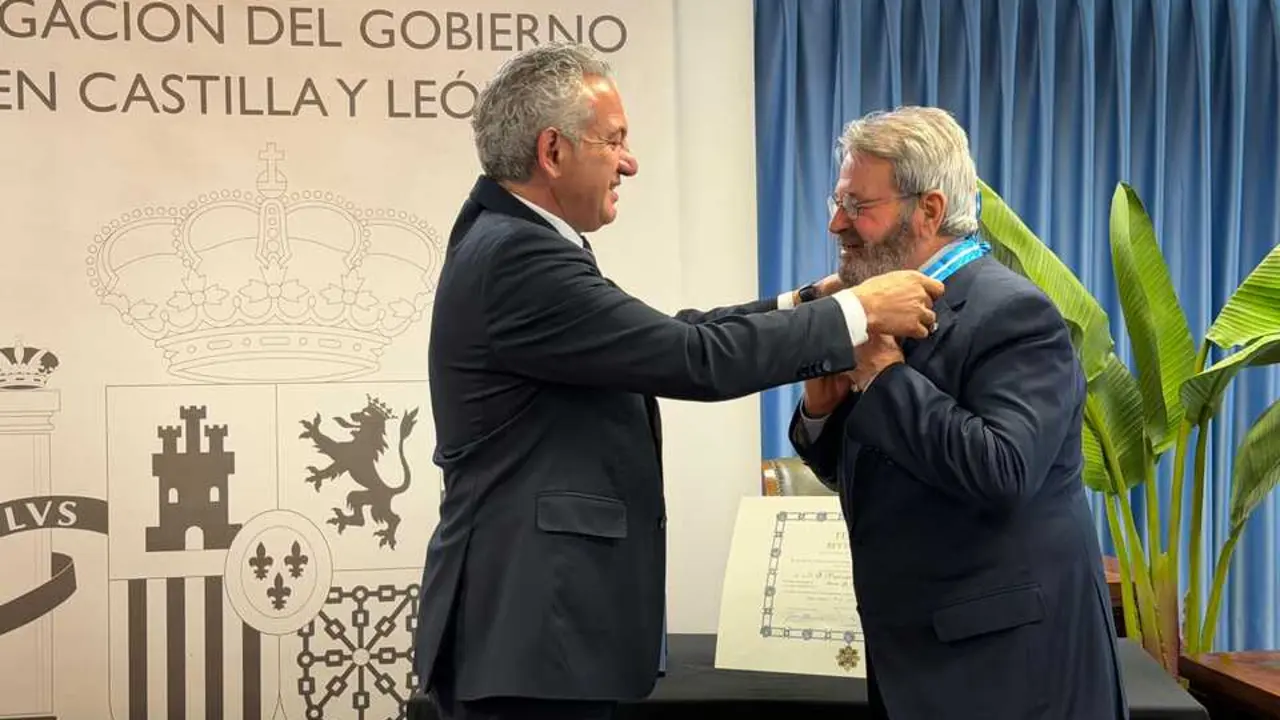 NIcanor Sen impone la Medala al M&eacute;rito Civil al mayor donante de Espa&ntilde;a