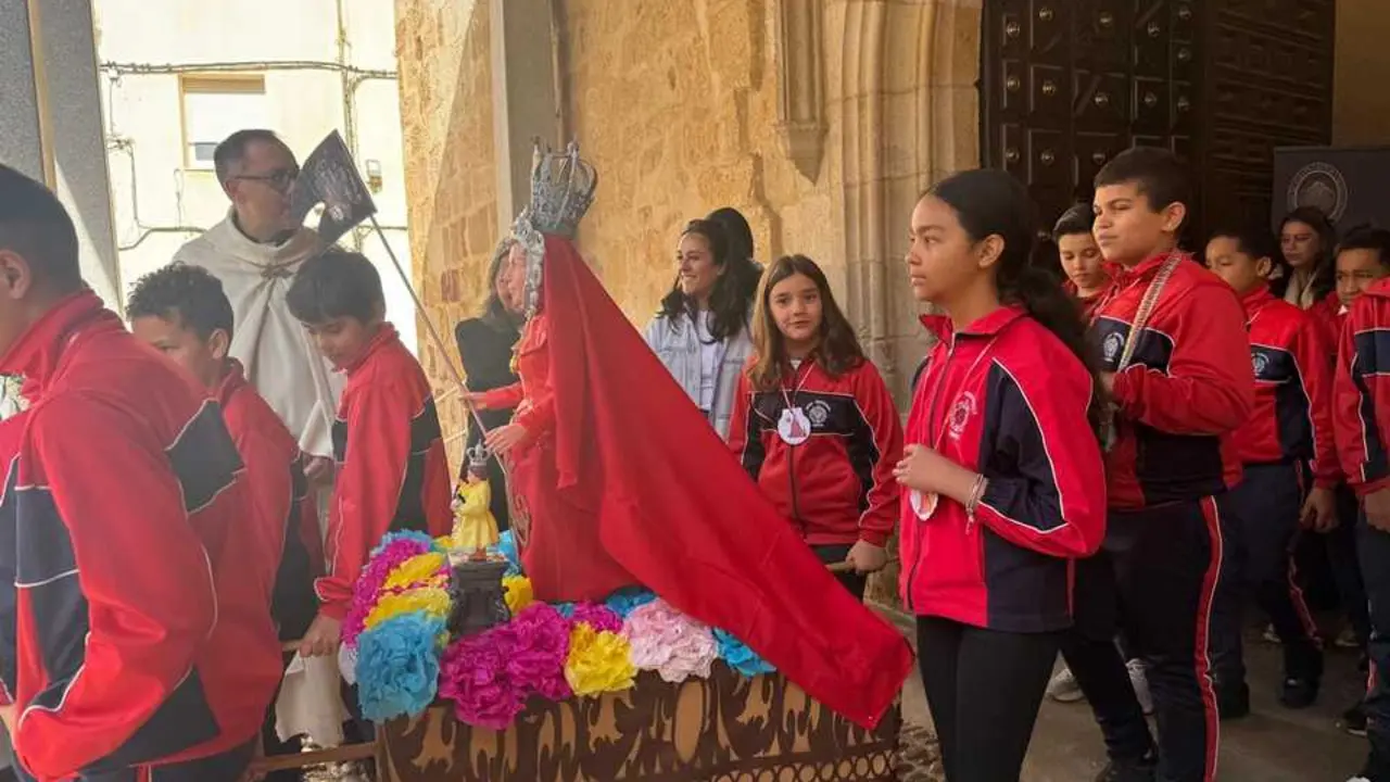   Alumnos del colegio Divina Providencia celebra su romer&iacute;a de la Concha _36