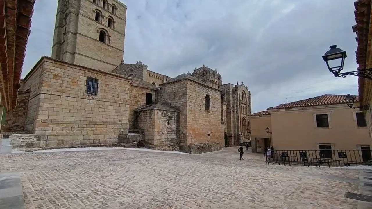 Abierta la parte trasera de la catedral