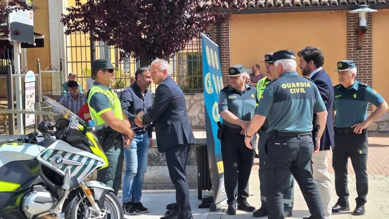 Nicanor Sen con los guardias civiles