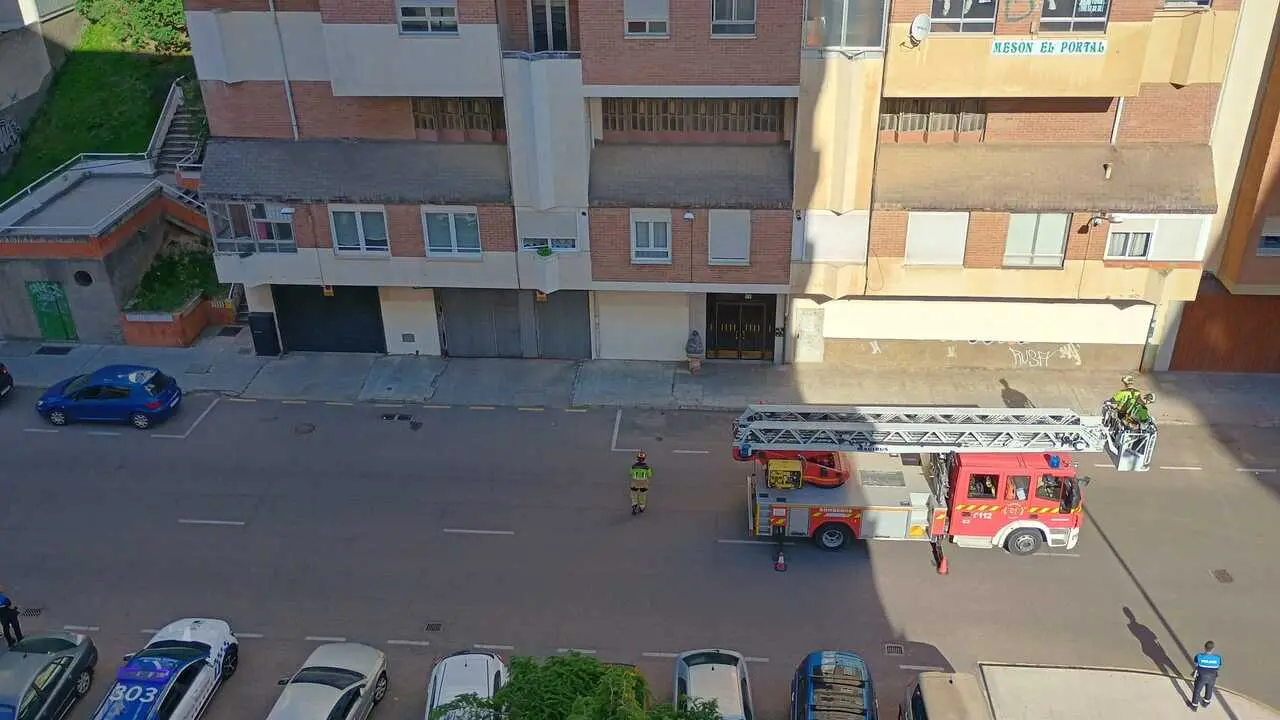 Intervenci&oacute;n de los bomberos en la calle San Blas