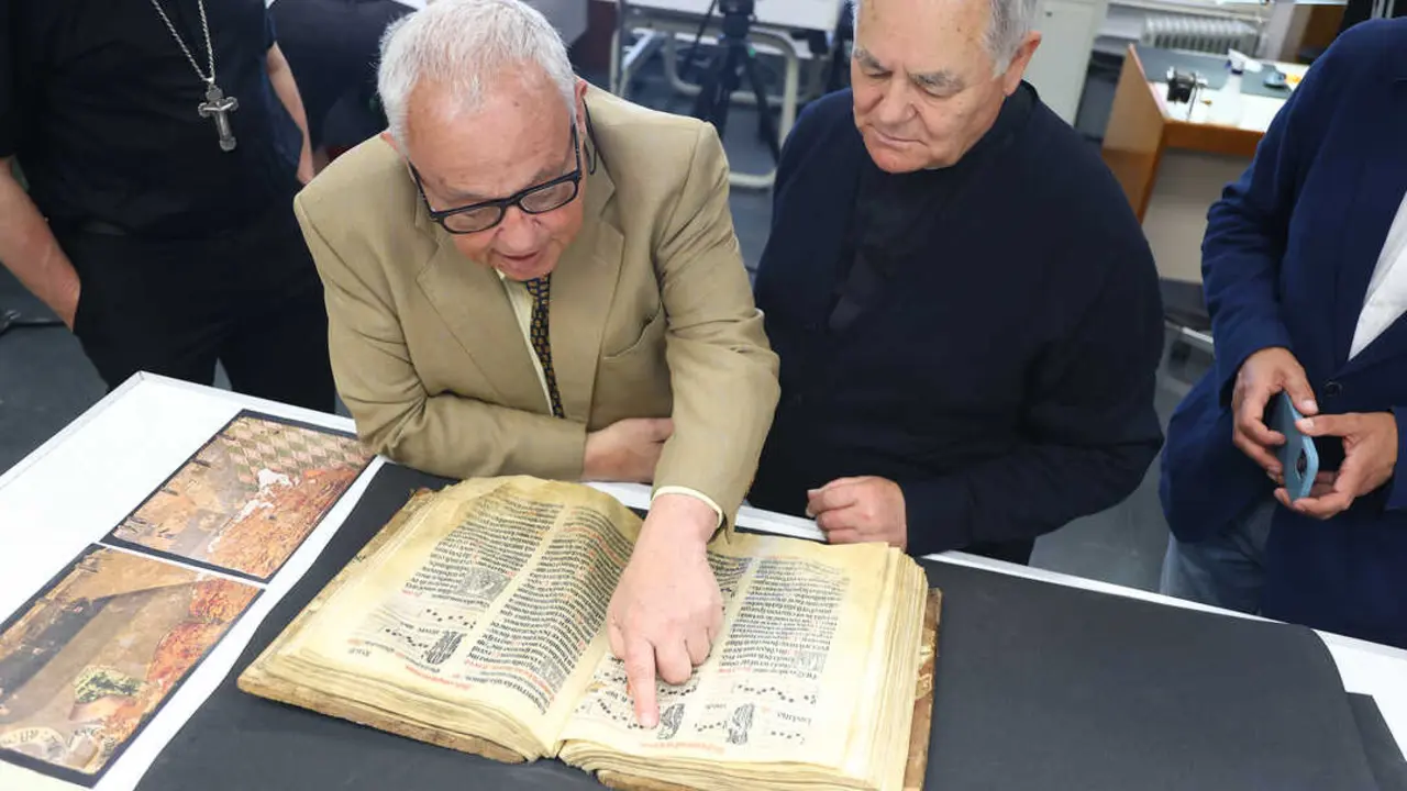 20260522+SANTONJA+RECIBE+EL+CODICE+SALTERIUM+PARA+SU+RESTAURACION-01