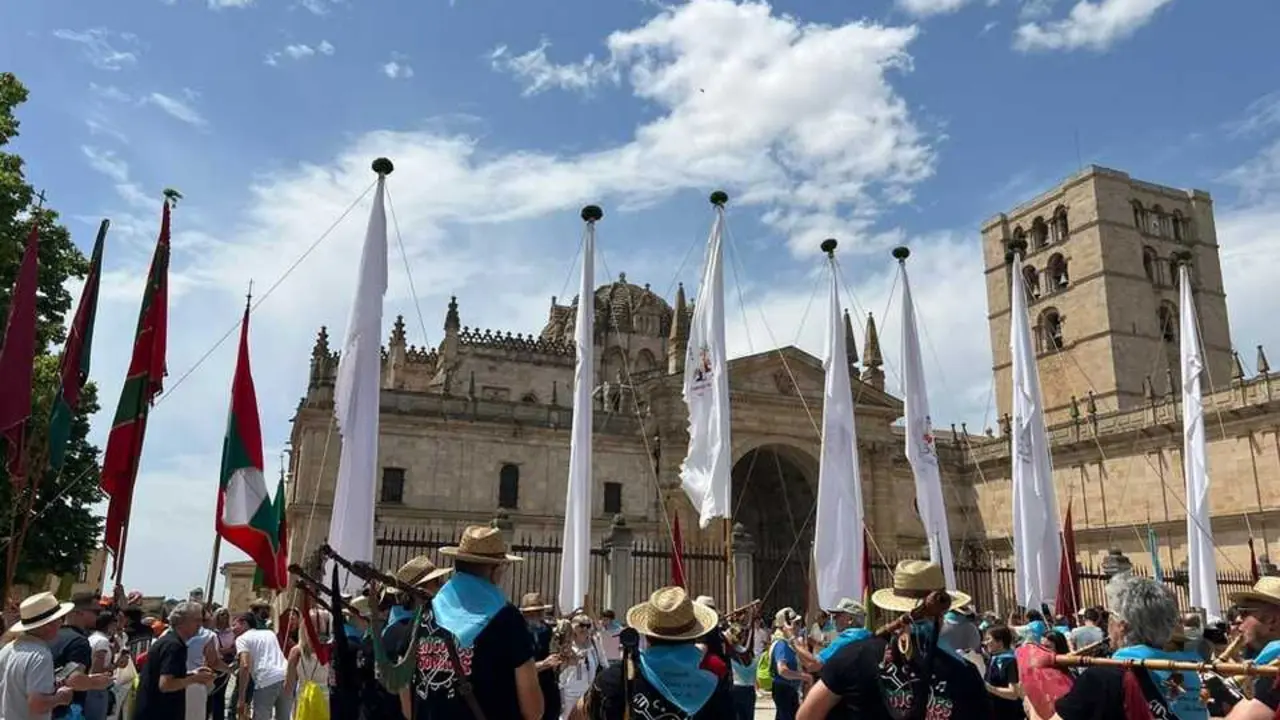 catedral y pendones _6