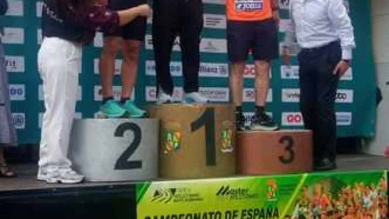 Jesus Vicario Pe&ntilde;a, en el podio como campeon de Espa&ntilde;a M70 Milla en ruta