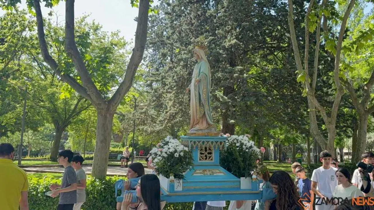La Milagrosa peregrina con la Virgen y celebra la Eucarist&iacute;a en Cristo Rey_16