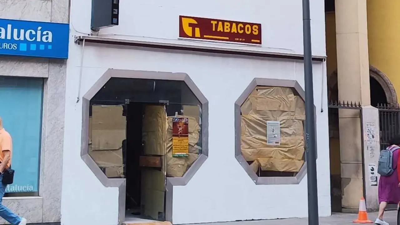 Estanco en la Avenida de V&iacute;ctor Gallego, en fase de acondicionamiento