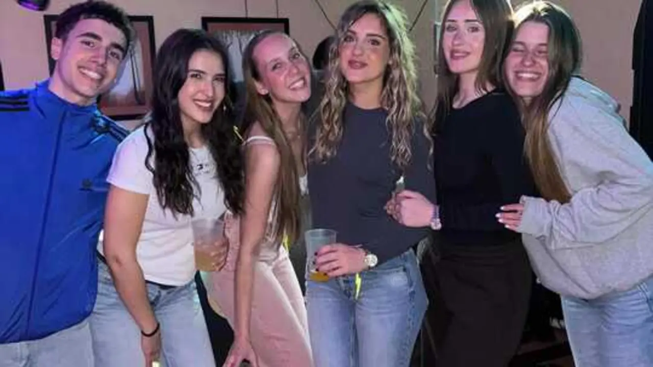 Paula Crespo con sus amigos del pueblo