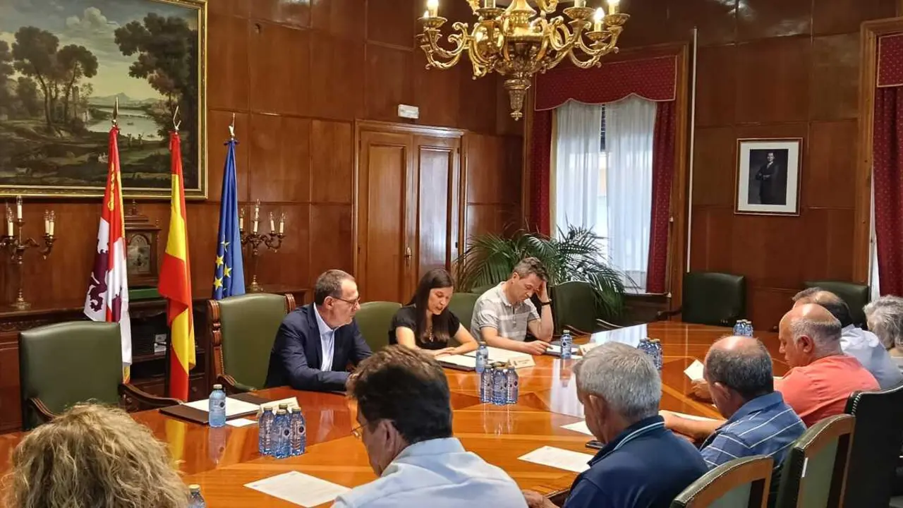 Reuni&oacute;n del Subdelegado del Gobierno con alcaldes.jpg1