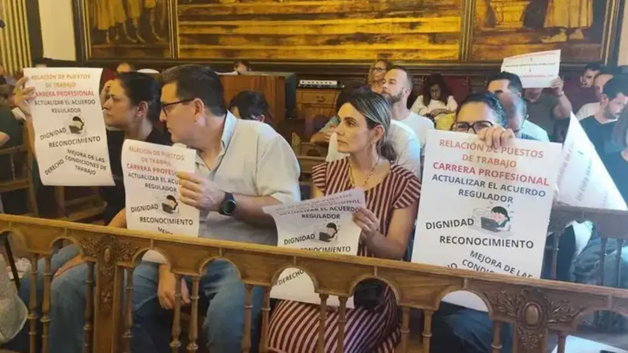Funcionarios con pancartas en el Pleno de mayo