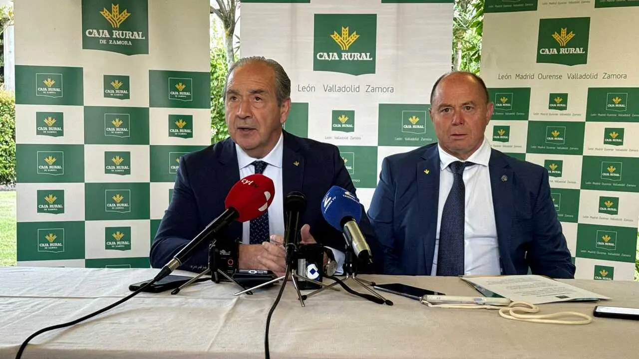 Cipriano Garc&iacute;a con el nuevo presidente de Caja Rural Zamora, a la derecha