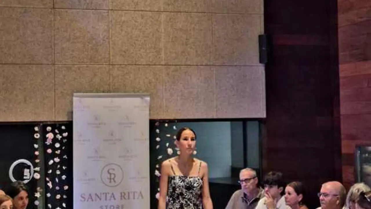 Una de las modelos durante el desfile en el Museo Etnogr&aacute;fico. Fotos cedidas