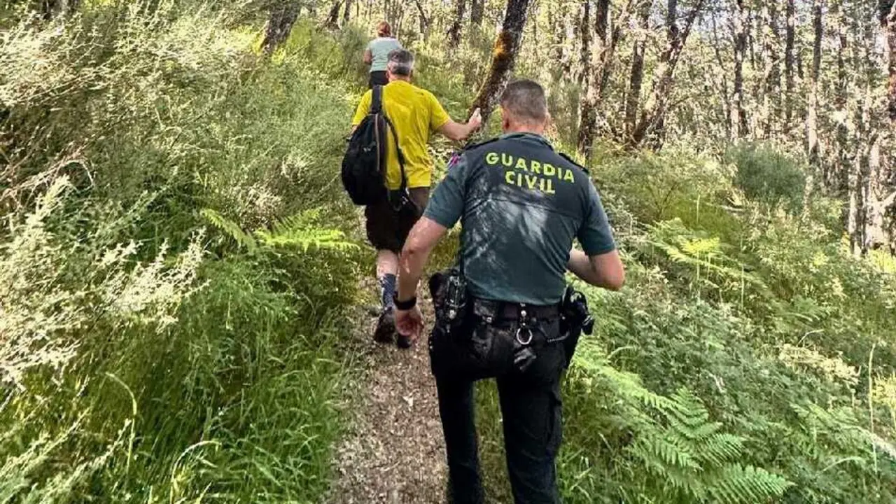 Guardia Civil con un senderista
