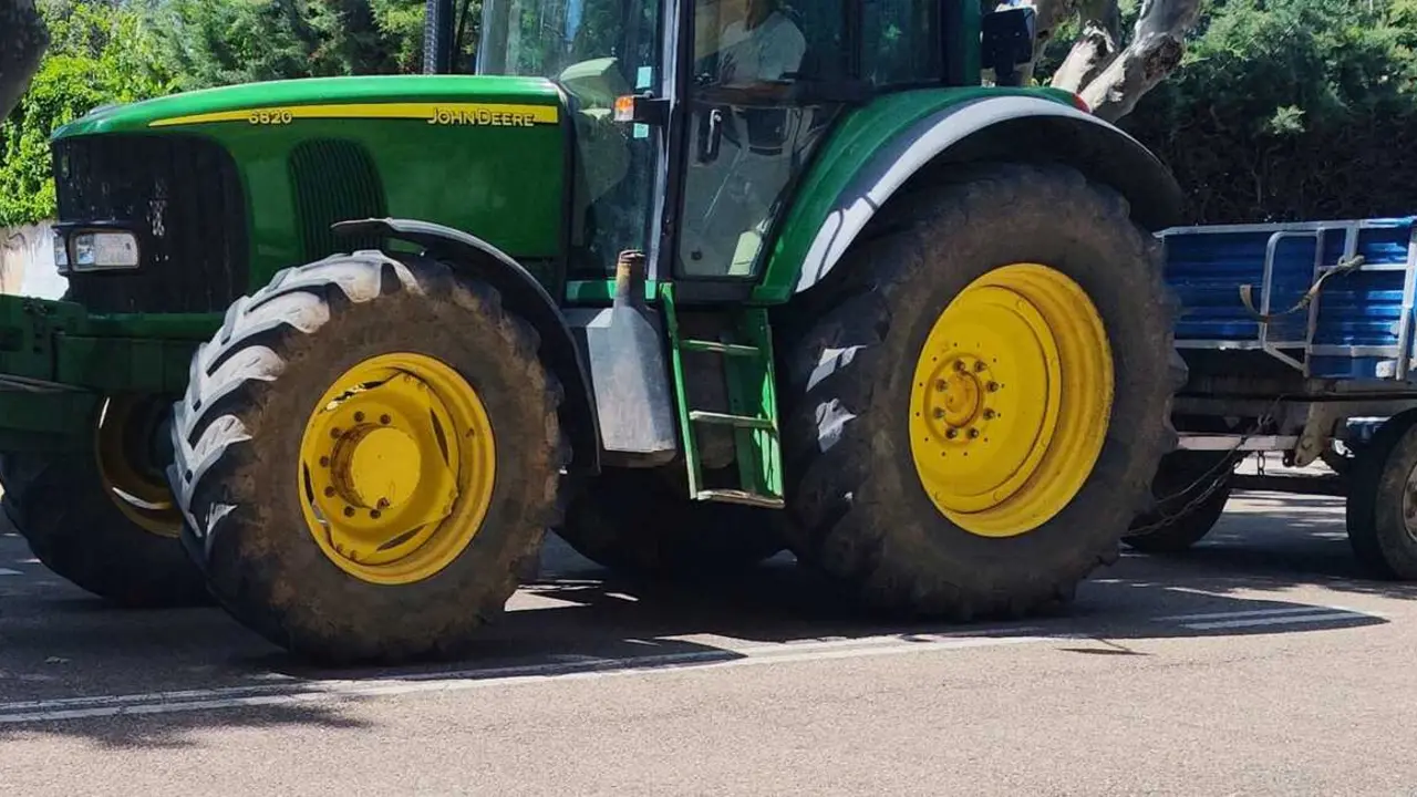 Tractor por la calle Salamanca de Zamora