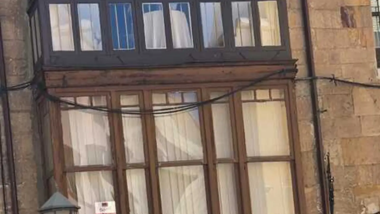 Edificio hist&oacute;rico de San Torcuato lleno de cables