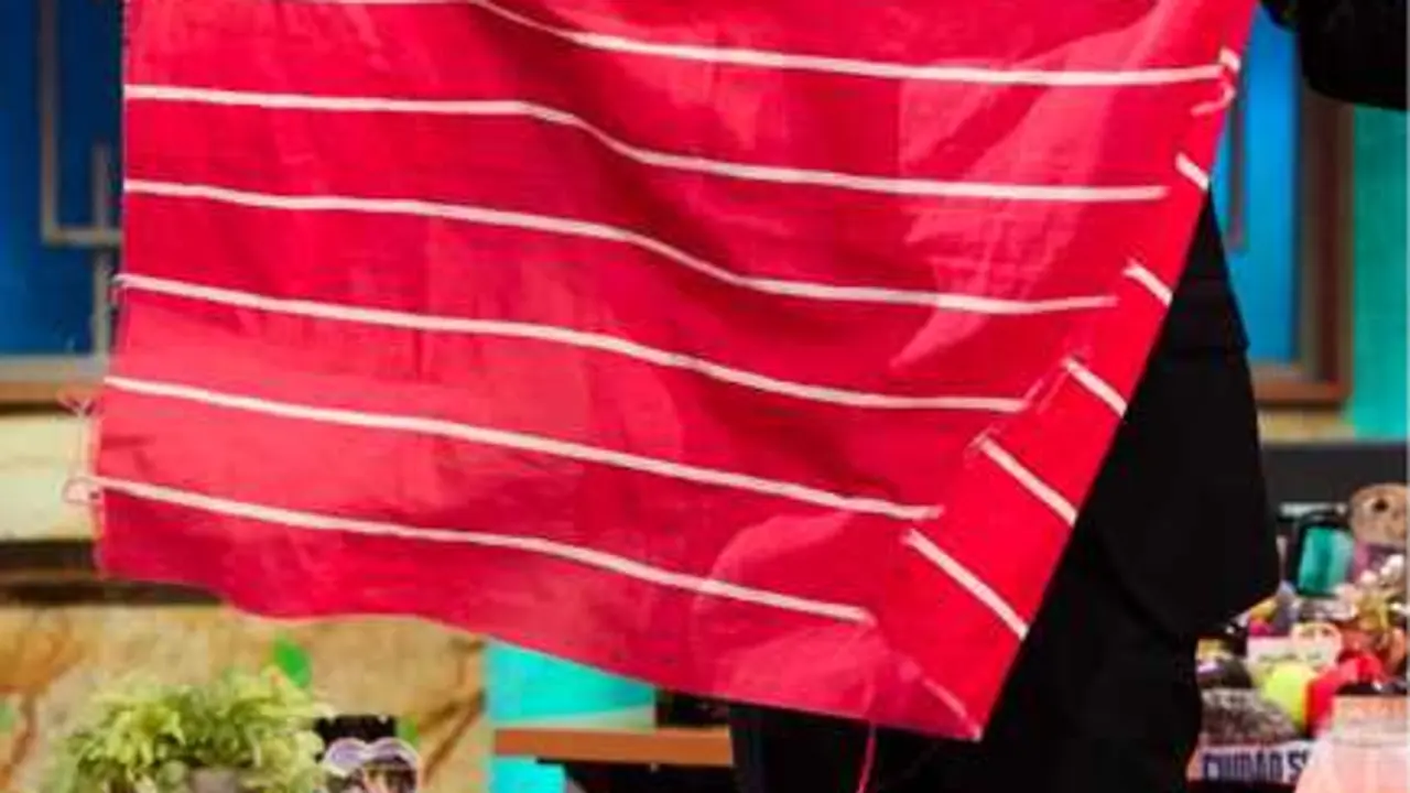 David Broncano ense&ntilde;a la bandera de Zamora en La Revuelta