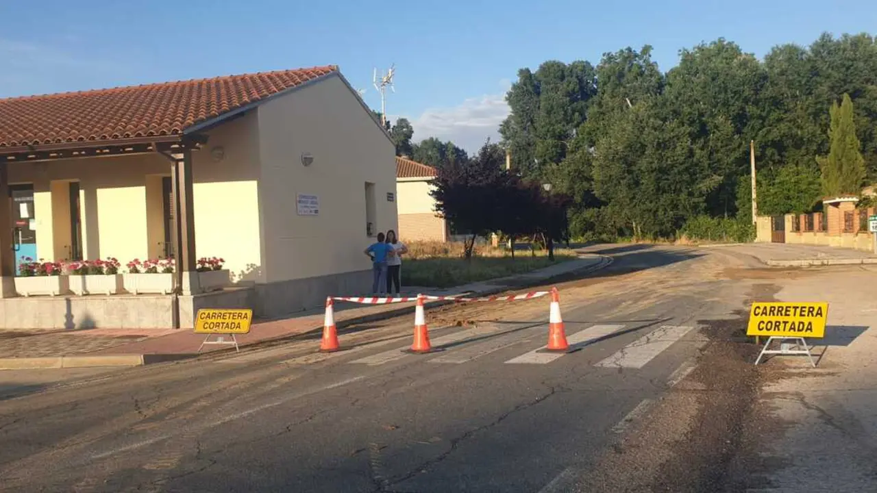 Carretera cortada en Villalaz&aacute;n