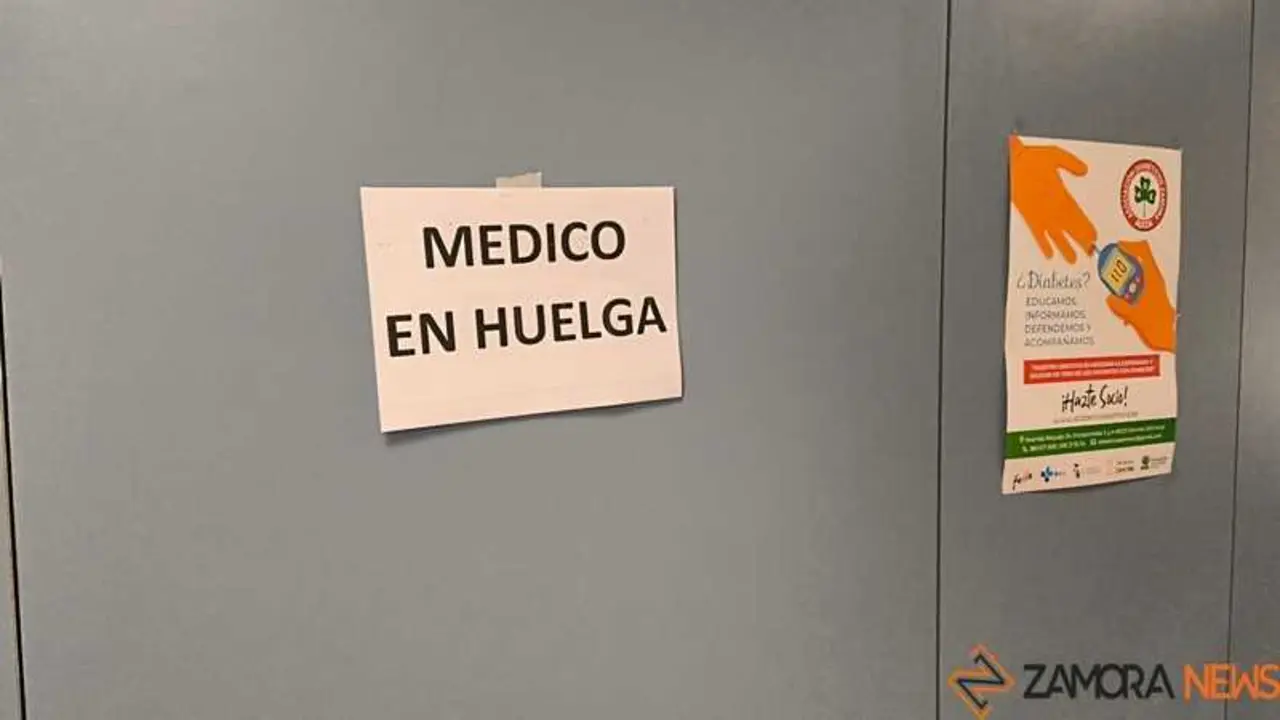 Cartel colgado en una consulta