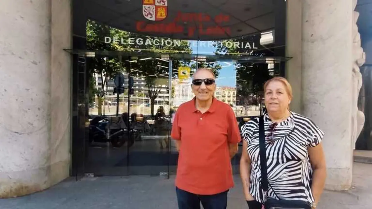   Teo Movilla y Nieves Garc&iacute;a, a la salida de la reuni&oacute;n con el delegado de la Junta