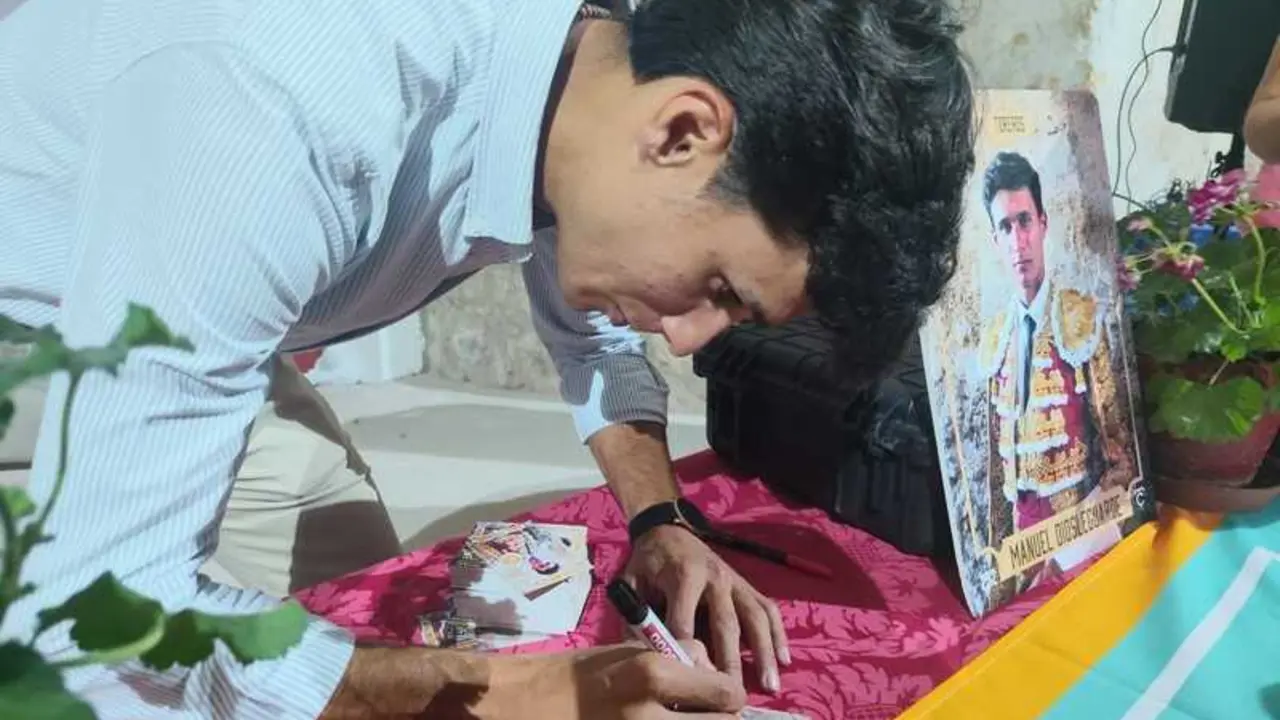Manuel Diosleguarde firma cromos a sus fans en la Plaza de Toros de Zamora