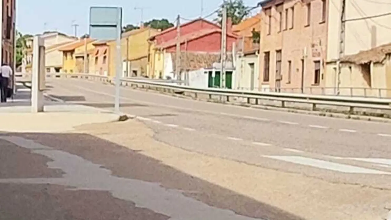 Un vecino camina solo por un pueblo de la provincia de Zamora