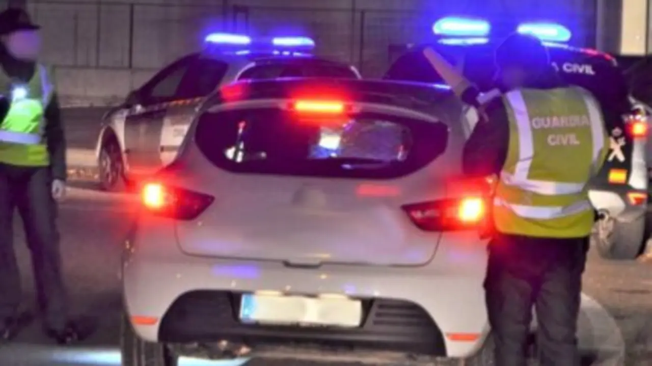 Imagen de archivo de controles nocturnos de la Guardia Civil