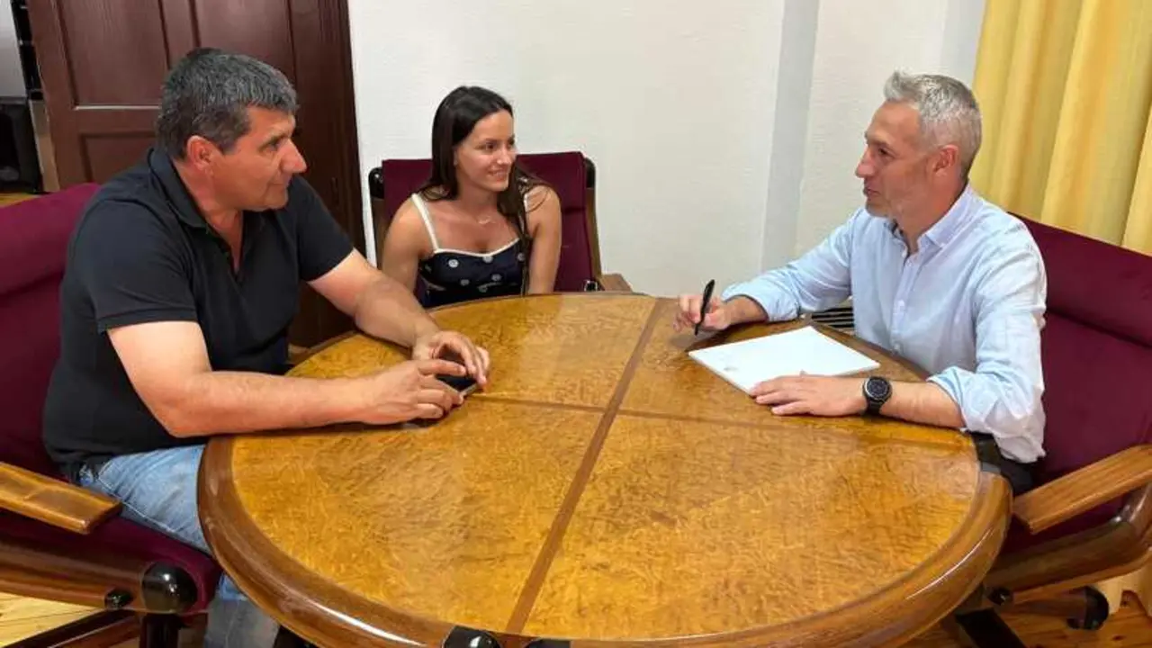 El alcalde Carlos Ramos con representantes de la Junta Agropecuaria