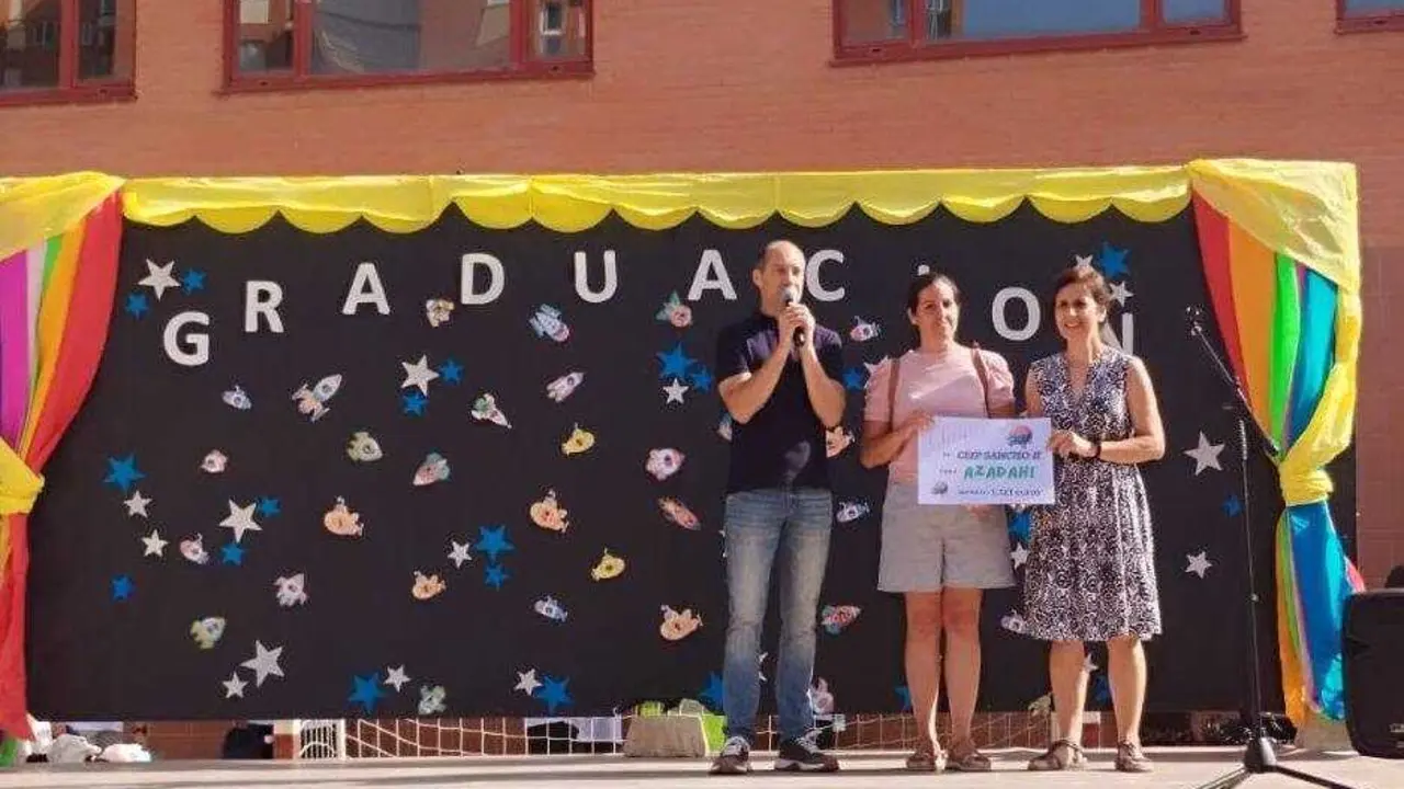 AZADAHI entrega donaci&oacute;n CEIP Sancho II