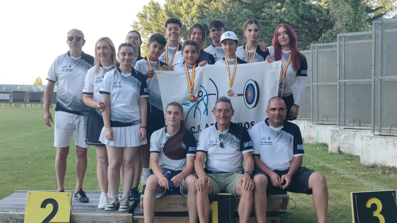 La cantera con sus entrenadores en el campeonato Arqueros Zamora